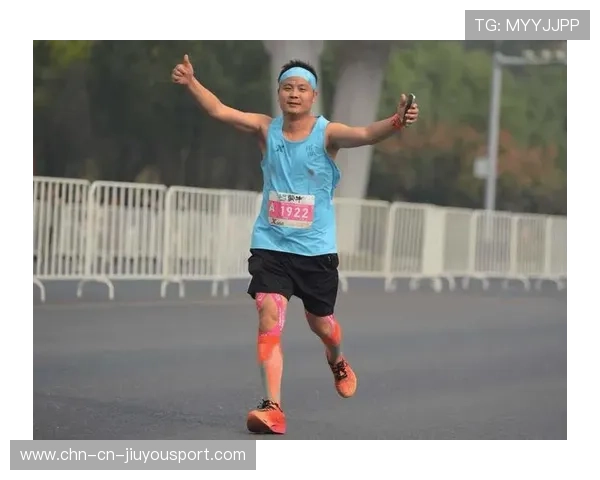 马拉松冠军过终点太激动摔倒，背后藏着怎样的奋斗与感动？